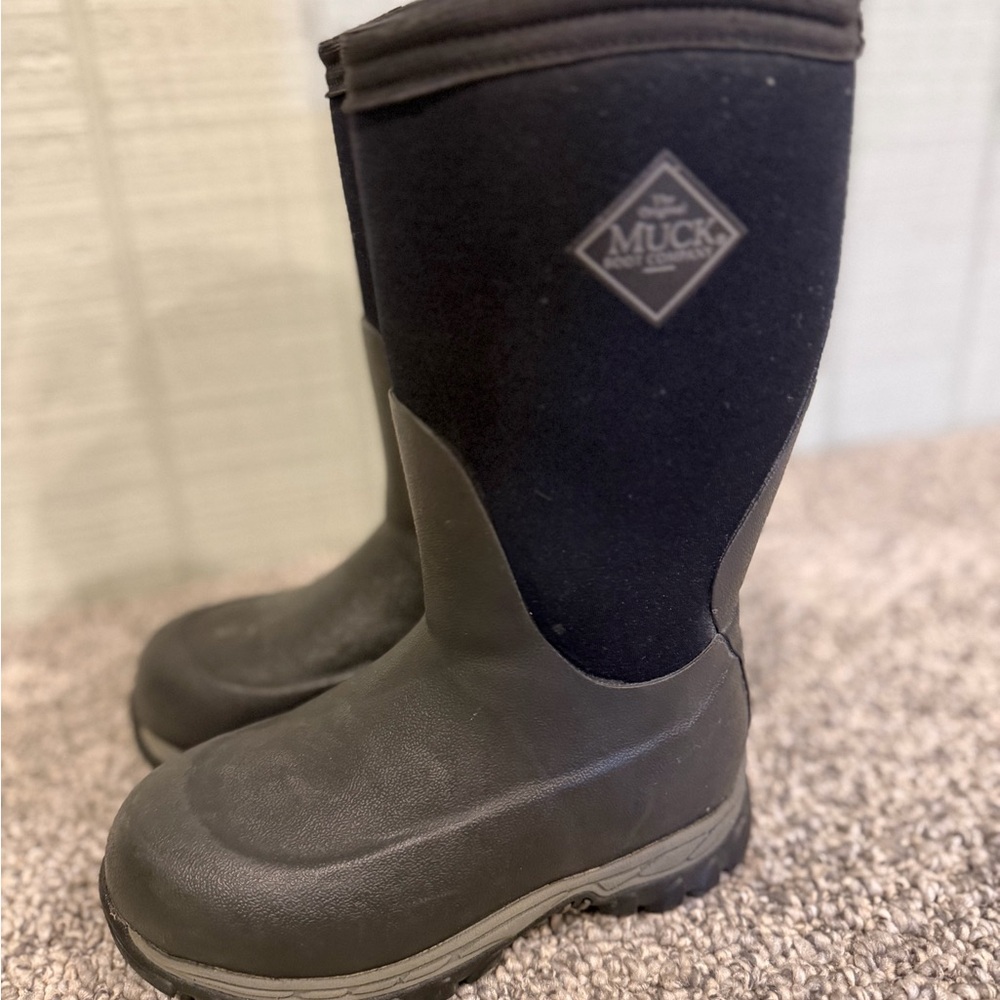 Muck Kids Black and Gray Boots